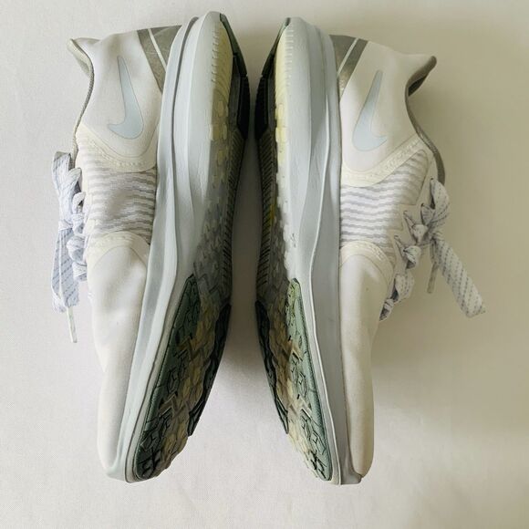 Nike Shoes In Season TR-8 Women 7.5 White Half Blue Athletic Training Sneaker - Picture 3 of 9